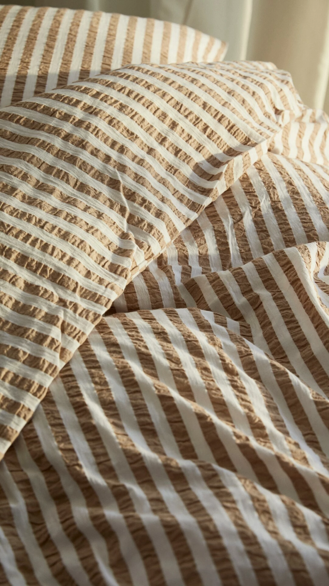 Juna Bæk & Bølge Lines Vuodevaatteet 220x220 Cm, Sand / Valkoinen - Image 2