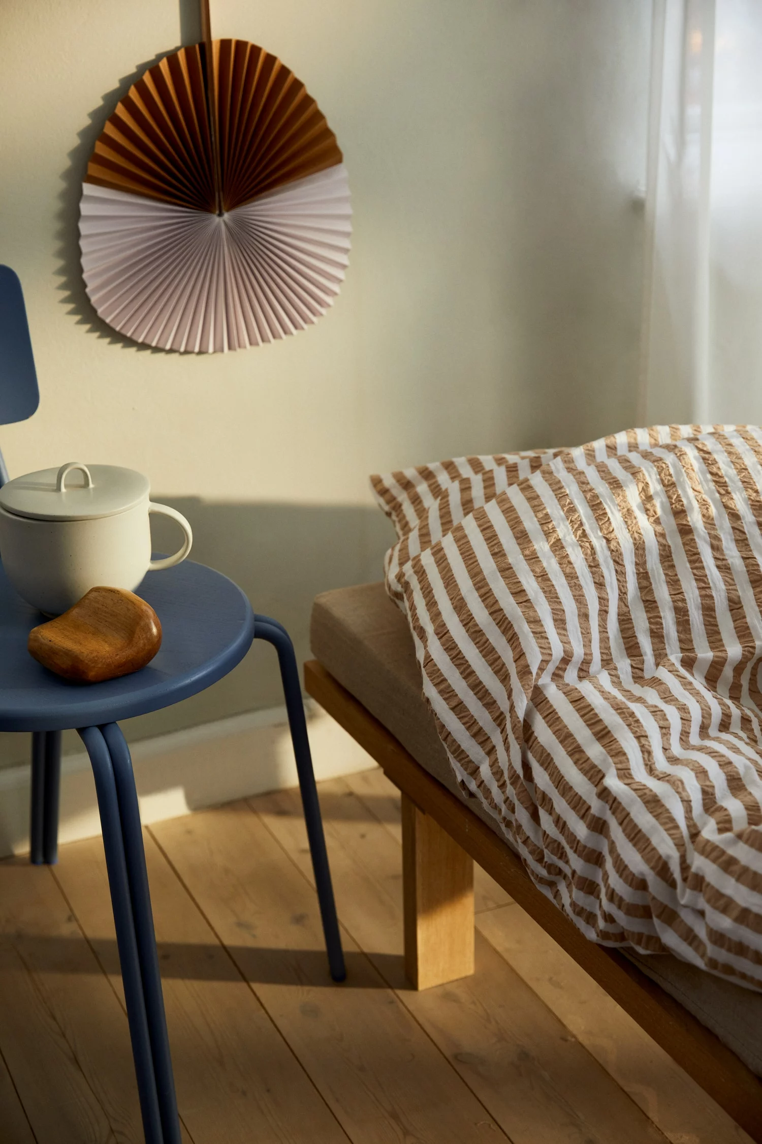 Juna Bæk & Bølge Lines Vuodevaatteet 220x220 Cm, Sand / Valkoinen - Image 3